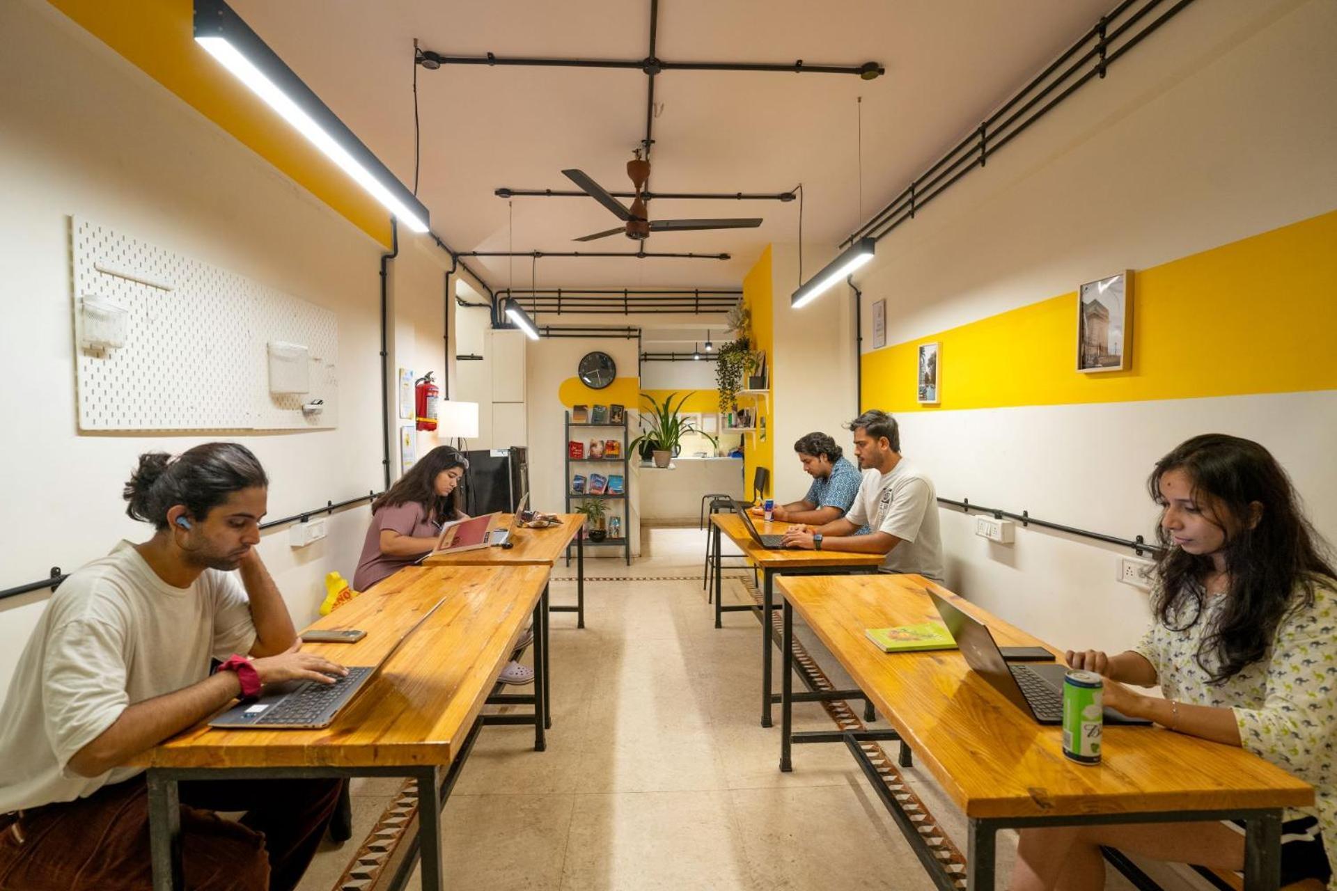 Locomo Express - Stay Work Eat Mumbai Ngoại thất bức ảnh